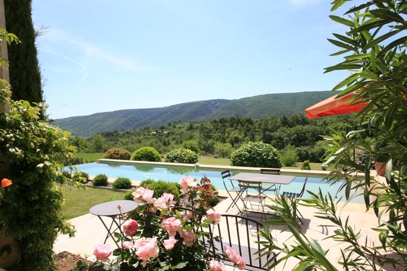 Luberon, bastide contemporaine, vues superbes  sur les lavandes et le village de Bonnieux